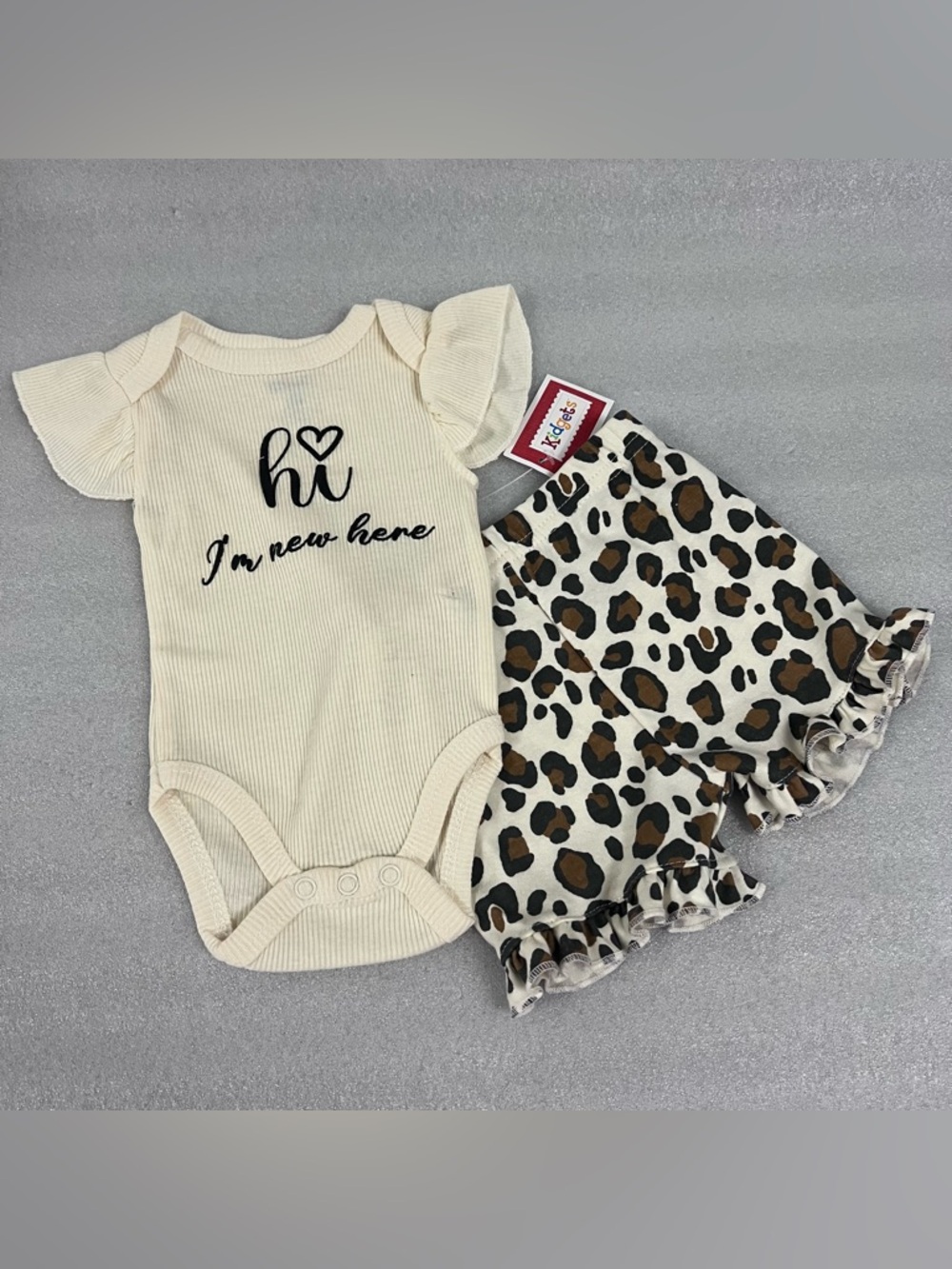 Baby girls Ribbed Bodysuit with Leopard Ruffle Shorts size 3/6 Months